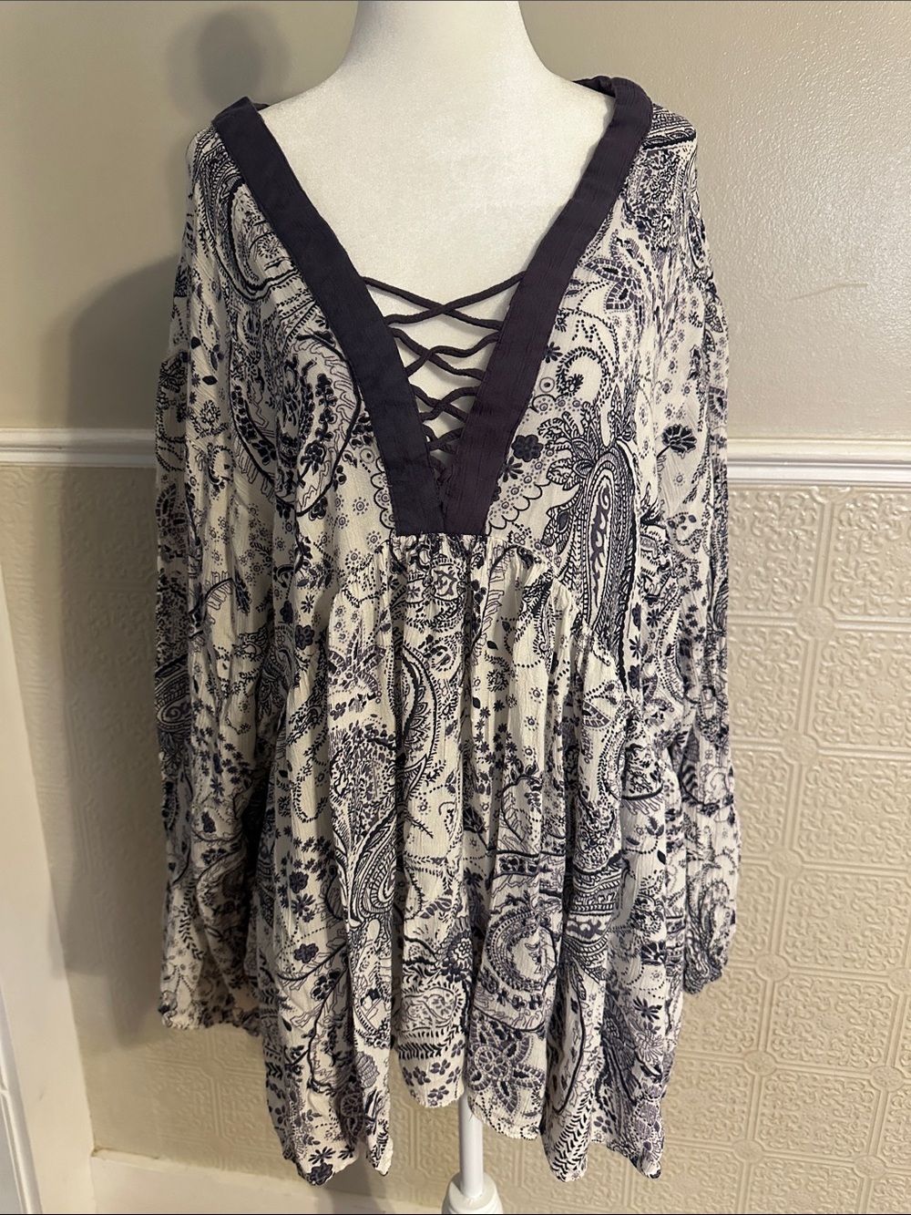 Lace-Up V-Neck Paisley Tunic Top - Black & White